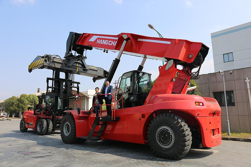 Giant Forklifts to South America (1).jpg