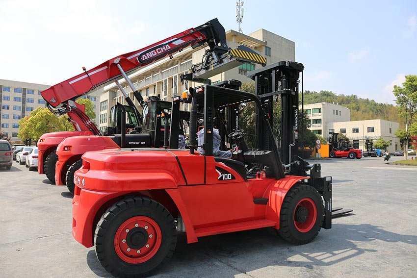 Giant Forklifts to South America (3).jpg