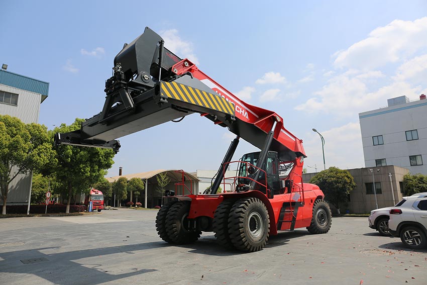 Giant Forklifts to South America (4).jpg