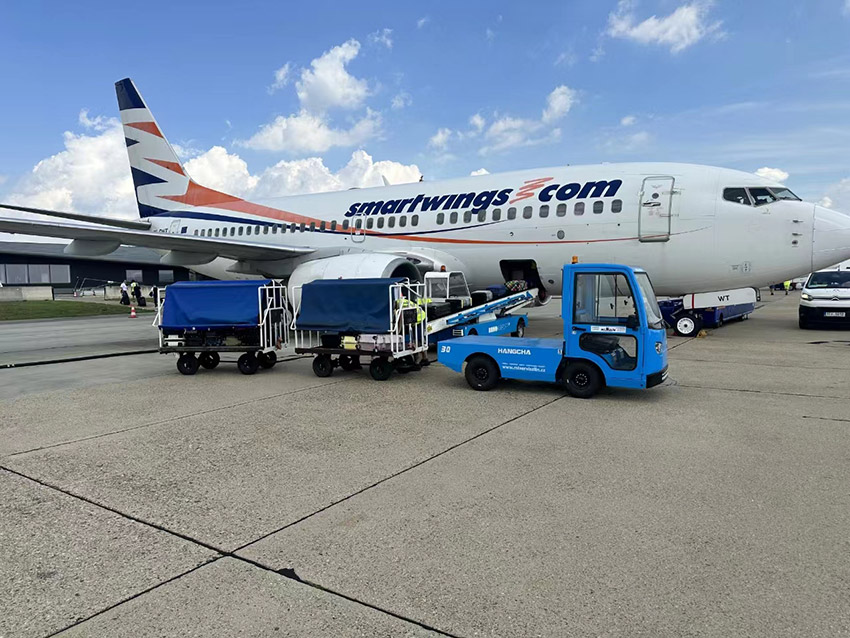 Hangcha-Electric-Platform-Truck-at-Brno-Airport.jpg