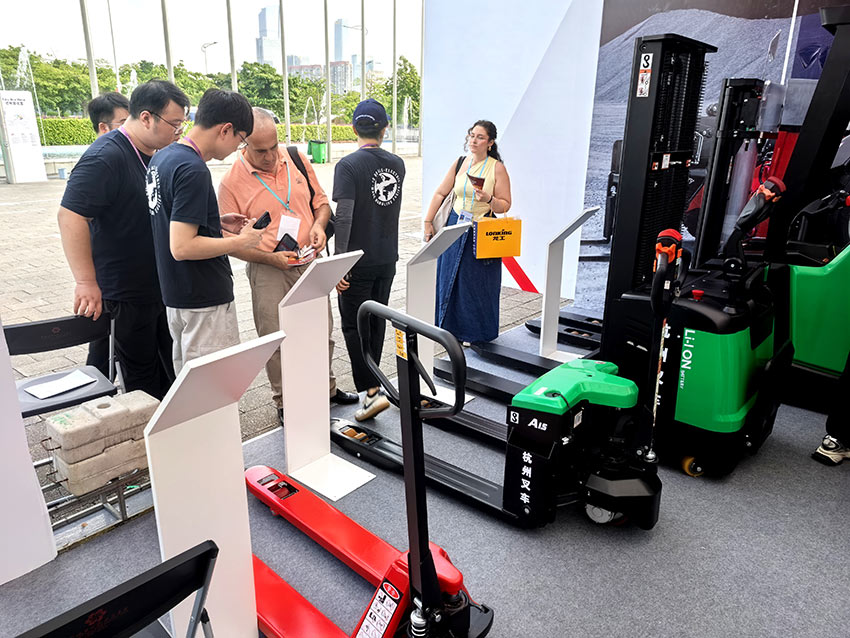 Full-Power-Ahead!-Hangcha-Lights-Up-the-138th-Canton-Fair!-08.jpg