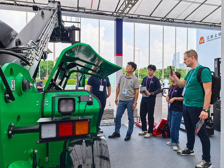 Full-Power-Ahead!-Hangcha-Lights-Up-the-138th-Canton-Fair!-03.jpg
