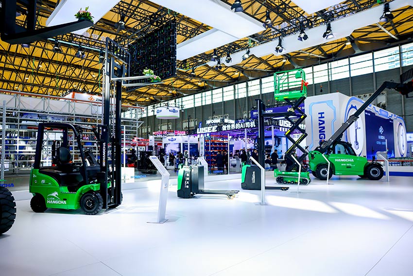 X1-Humanoid-Logistics-Robot-Debuts-at-CeMAT-ASIA-2025-03.jpg