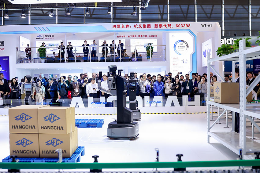 X1-Humanoid-Logistics-Robot-Debuts-at-CeMAT-ASIA-2025-06.jpg